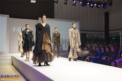 寧波大學(xué)昂熱大學(xué)聯(lián)合學(xué)院2018屆服裝與服飾設(shè)計(jì)專業(yè)畢業(yè)展演完美落幕