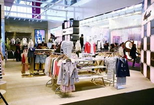 買衣服,網(wǎng)購(gòu)還是去實(shí)體店呢 服裝廠老板說(shuō)出實(shí)情